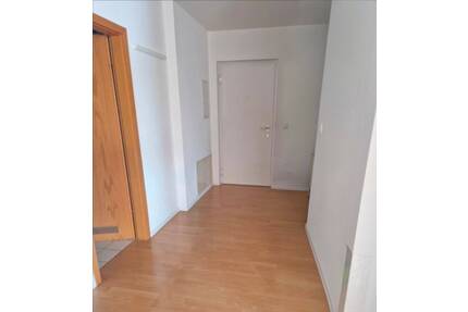 Ideal für Eilige Singles oder Paare! Freundliche grosse 2-Zi. Wohnung (im 1.OG ) mit Einbauküche (Ablösefrei) & Balkon sowie Pkw Stellpl in Ochsenfurt
