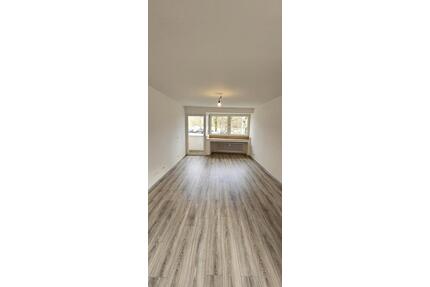 Sehr schöne komplett sanierte 2 Zimmer Wohnung mit Balkon in Oberhausen zu vermieten