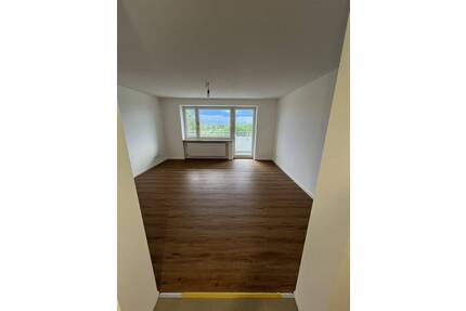 2-Zimmer Wohnung nach Kernsanierung mit EBK, 11qm Terrasse mit Blick nach München und Berge, Keller