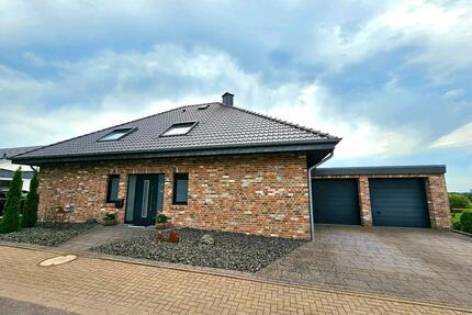 Haus mit großem Schwimmteich zu verkaufen (provisionsfrei) - Hüllhorst