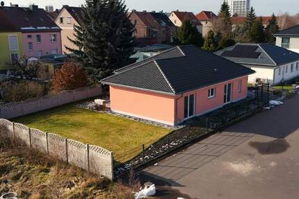 Einziehen und genießen! Stilvoller Wohlfühl- Bungalow mit Sonnenterrasse, Garten und Energieklasse A - Bitterfeld-Wolfen