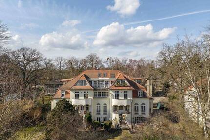 Eleganz trifft Geschichte: Traumhafte Altbauwohnung in klassizistischem Palais - Kleinmachnow