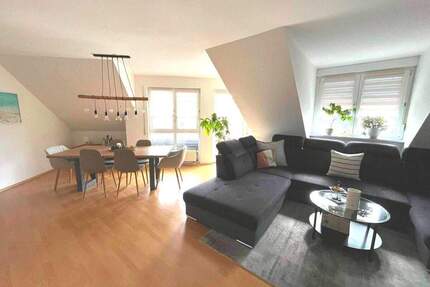 Großzügige und helle 3-Zimmer-Wohnung mit Balkon, Garage und Stellplatz in Feucht