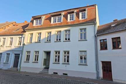 Haus zum Kaufen in Altentreptow 350.000,00 € 347.79 m²