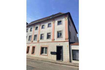 Saniertes Dreifamilienhaus im Ortskern von Ellingen !