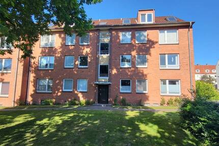 Gepflegtes MFH (11 Wohnungen + 3 Garagen) auf Erbbaugrundstück in Lübeck-St. Jürgen (Nähe Uni)