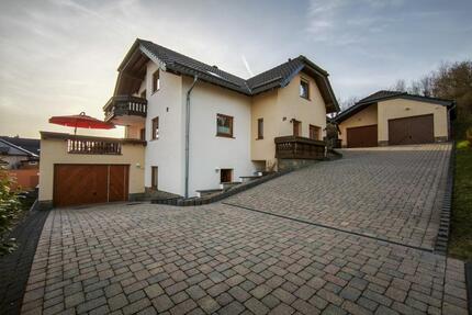 Großzügiges Zweifamilienhaus in ruhiger Ortsrandlage - Mehren