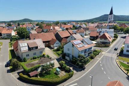 Familienglück auf drei Ebenen: Top gepflegtes Zweifamilienhaus mit ausgebautem DG in Berngau