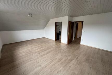 Charmante Dachgeschosswohnung mit großzügigem Wohnbereich - Adelsdorf
