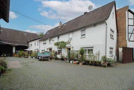 Vielseitiges Mehrfamilienhaus mit Scheune & 6 Garagen in ruhiger Sackgasse von Liederbach - Liederbach am Taunus