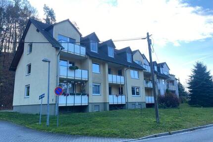 ländliche 3-Raumwohnung mit Balkon und Gäste-WC in Bernstadt!