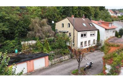 +++ Für Handwerker im Ortszentrum: Geräumiges 2-3 Familienhaus mit Balkon, überdachtem Freisitz, Garten und 2 Garagen in ruhiger Seitenstraße+++ - Waldfischbach-Burgalben