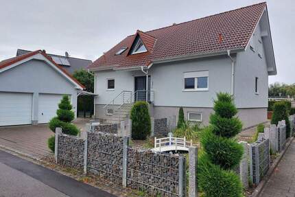 Zweifamilienhaus mit Doppelgarage in Mühlhausen-Ehingen