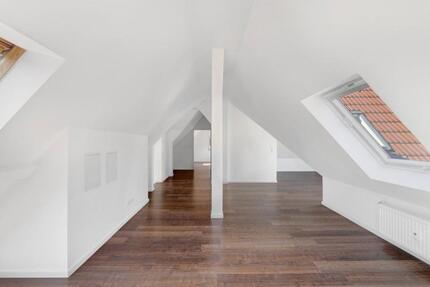 Moderne Dachgeschosswohnung mit Küche in der Esslinger Innenstadt - Esslingen am Neckar