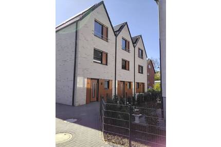 ***BÜSCHER IMMOBILIEN*** Modernes Stadthaus mit kleinem Garten & Photovoltaik – KfW-40 Effizienz in Münster-Angelmodde