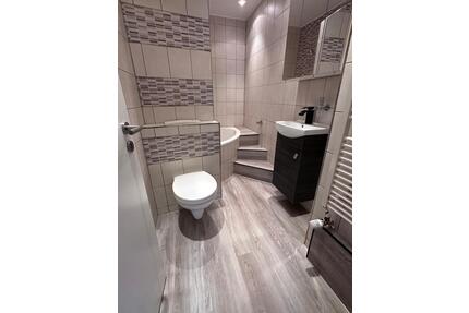 Frisch renovierte 2 Zi-DG Wohnung bit großem Balkon - Bollendorf