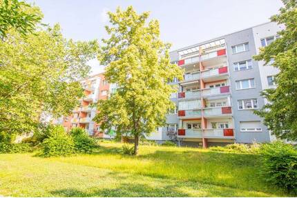 In der Herrichtung! 3 Räume mit ebenerdiger Dusche und Balkon, ganz unten! - Halle (Saale) Südstadt