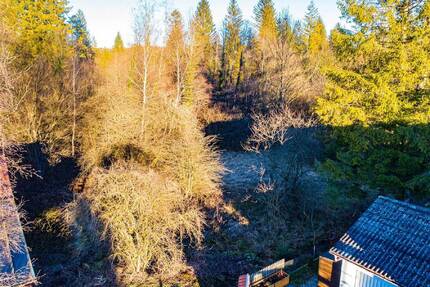 WOLFRATSHAUSEN: HERRLICHES BAUGRUNDSTÜCK AM NATURSCHUTZGEBIET