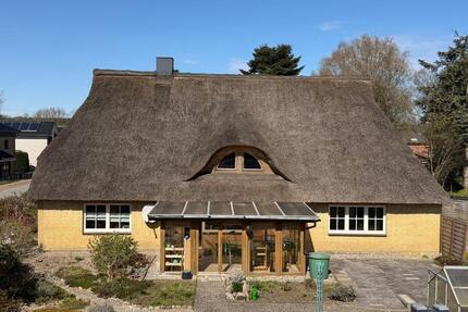 Wohnung im Reetdachhaus - 1.250,00&nbsp;EUR Kaltmiete, ca.&nbsp; 147,00&nbsp;m&sup2; in Wrohm (PLZ: 25799)