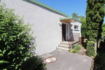 Wohnen auf einer Ebene: Bungalow mit Garten, Terrasse, Garagenstellplatz und Stellplatz davor - Ostfildern Kemnat