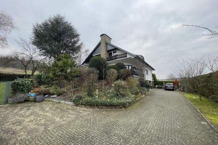 Zweifamilienhaus in Lieser mit großem Grundstück