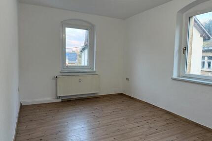 Wieder Frei!! Schöne sonnige und teilsanierte 3-Zimmer Wohnung im 1. OG in Bärenstein bei Altenberg zu vermieten