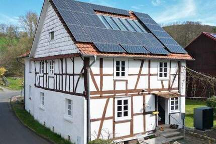 Charakterstarkes Fachwerkhaus mit massivem Anbau das Wohnen mit zukunftssicherer Technik vereint, mit Scheune u. kinderfreundlichem Garten - Waldkappel Mäckelsdorf
