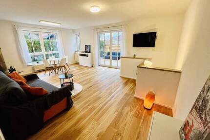 2 Zimmer + Hobbyraum: Gartenwohnung mit 105 qm Wohn-Nutzfläche & Sauna - Gilching Neugilching