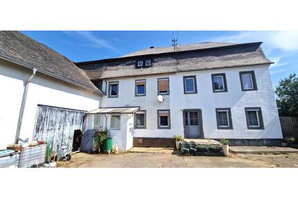 Natursteinhaus mit großer Scheune, 3.900 m² Grundstück - Beltheim