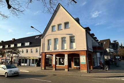 Sehr gepflegtes Wohn- und Geschäftshaus mit Lagerhalle und 4 Garagen in Lübeck-Kücknitz