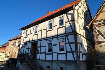 Einfamilienhaus mit Scheune und Stallungen in Breuna-Wettesingen - Breuna / Wettesingen