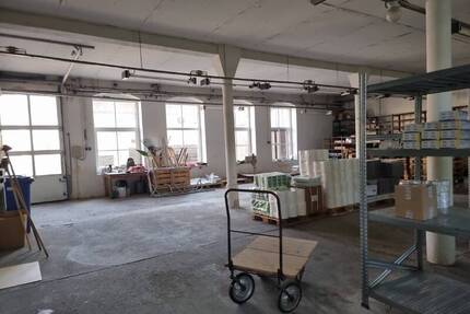 Große Lagerfläche im Erdgeschoss mit Gabelstabler befahrbar - Neukirchen