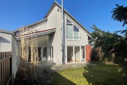 Architektenhaus mit separater Einheit, Garage, Carport und viel Licht in Sehnde-Höver