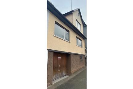 Doppelhaushälfte mit Garten, Garage & Entwicklungspotenzial - Albstadt Gemarkung Onstmettingen