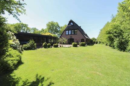 Reetdachidylle in ruhiger Feldrandlage von Wischhafen - Landhaus mit Ferienwohnung