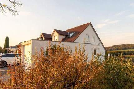 Wohnen mit Mehrwert: Neuwertige Doppelhaushälfte mit Einliegerwohnung, Garten und Fernblick - Holzgerlingen