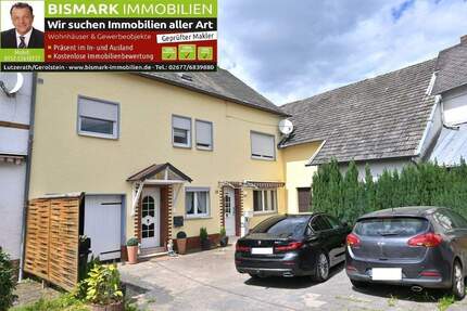 Wohnhaus mit schönen Zimmern sowie Garage und Nebengebäude - Plein