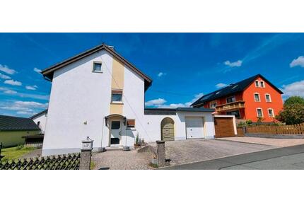 freistehendes Einfamilienhaus mit Garage - Issigau