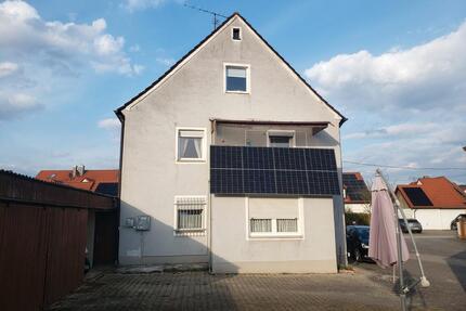 Älteres Zweifamilienhaus mit Garagen und Nebengebäuden - Regenstauf