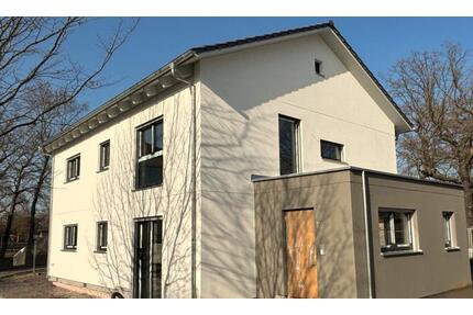 Neubau: 3-Zi. Whg. +Terrasse + XXL-Dachboden, zentral im Grünen! - Bitterfeld-Wolfen