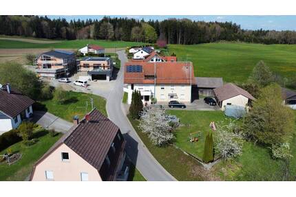 Handwerkertraum: Doppelhaushälfte in Waldburg-Egg mit Alpenblick & 2 Garagen