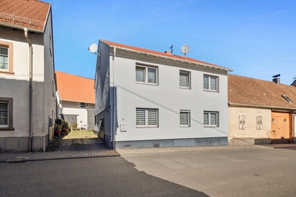 Charmantes Sandsteinhaus mit großzügigem Innenhof, überdachter Terrasse und besonderem Wohncharakter - Lohnsfeld