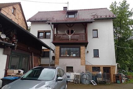 Wohnhaus in Weilrod Ortsteil Gemünden mit Werkstätten