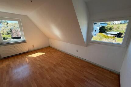Helle 2 Zimmer Dachgeschoss-Wohnung - Naila