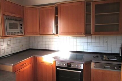 Koblenz-Karthause Süd: Renovierte 3 ZKB-Wohnung mit Einbauküche, Balkone und TG-Platz.