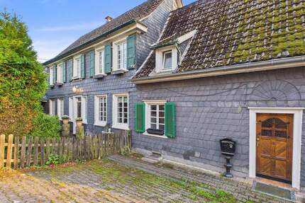 Wohnen im Grünen: Zweifamilienhaus mit eigenem Wald und vielseitiger Lagerhalle - Wuppertal Cronenberg