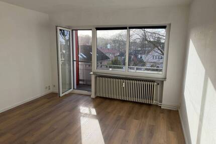 Frisch renovierte 2-Zimmer-Wohnung mit Balkon und Einbauküche in Buxtehude