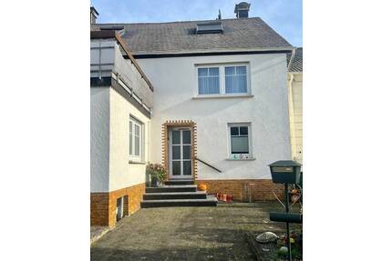 Großzügiges Einfamilienhaus mit viel Potenzial in Arzfeld zu verkaufen