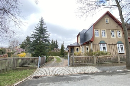 Großzügige Doppelhaushälfte mit Keller und großem Grundstück in bester Siedlungslage - Weinböhla