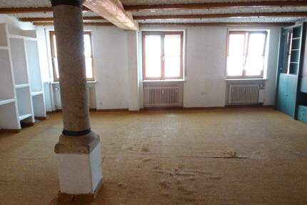 Renovierungsbedürftige 2-Zimmer Wohnung mit Balkon im Zentrum - Pfarrkirchen